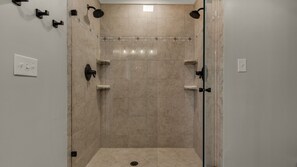 Ensemble baignoire-douche, articles de toilette (gratuits)