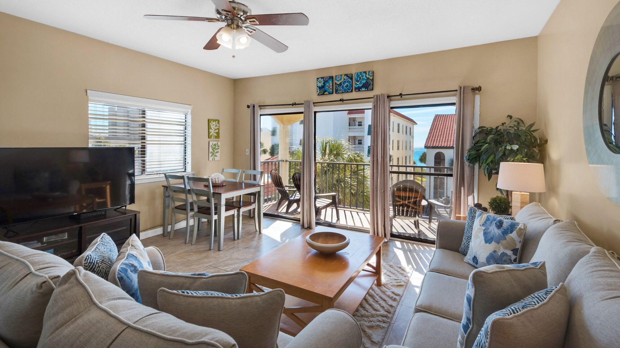 Come relax in this comfortable one bedroom gulf side condo along 30A