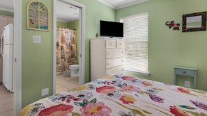 1 bedroom, iron/ironing board, free WiFi, bed sheets - Family & Dog Friendly, Near Beach + Free Tickets: Dolphin Cruise & More! (Santa Rosa Beach)
