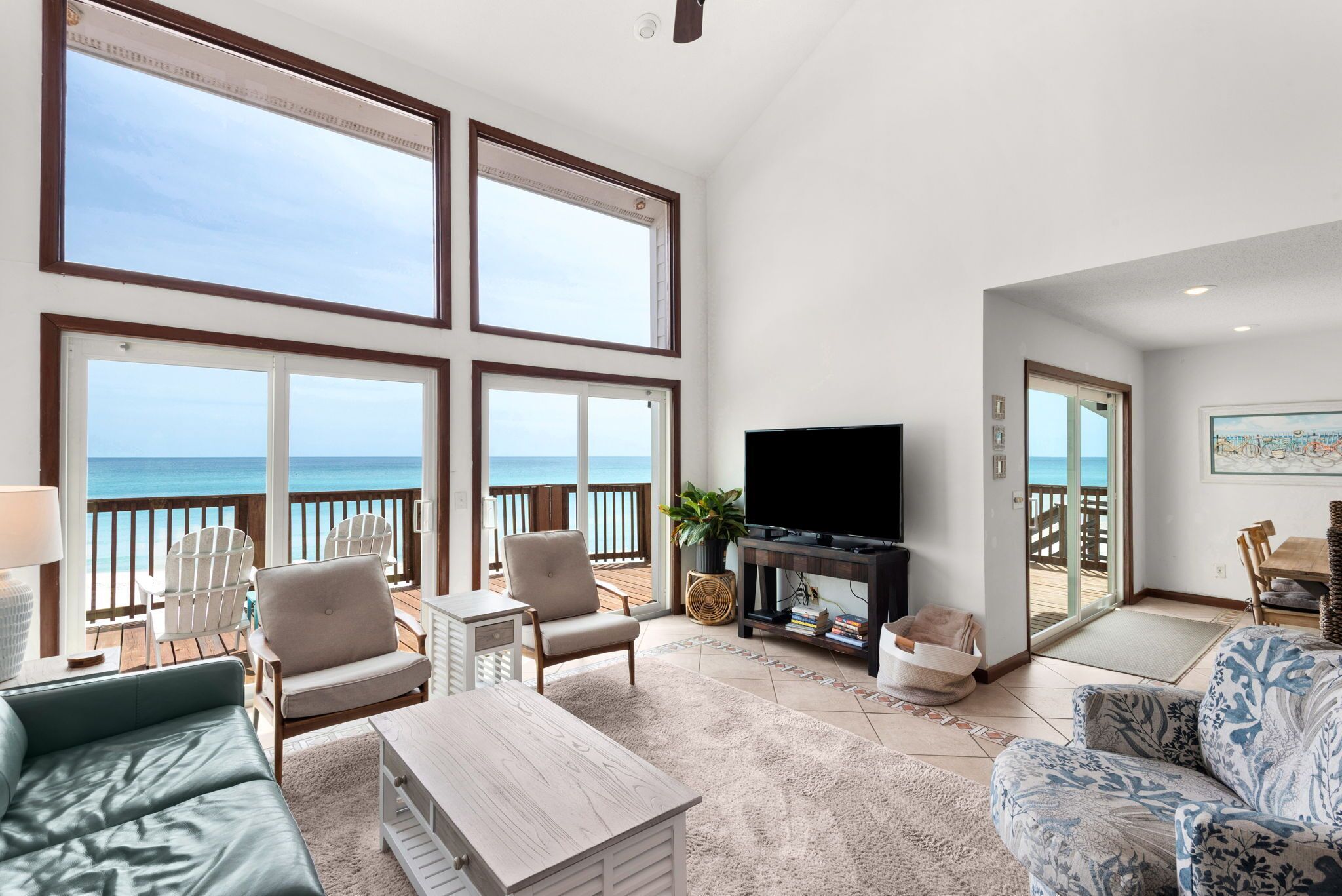 TV connectée, cheminée, lecteur de DVD, livres