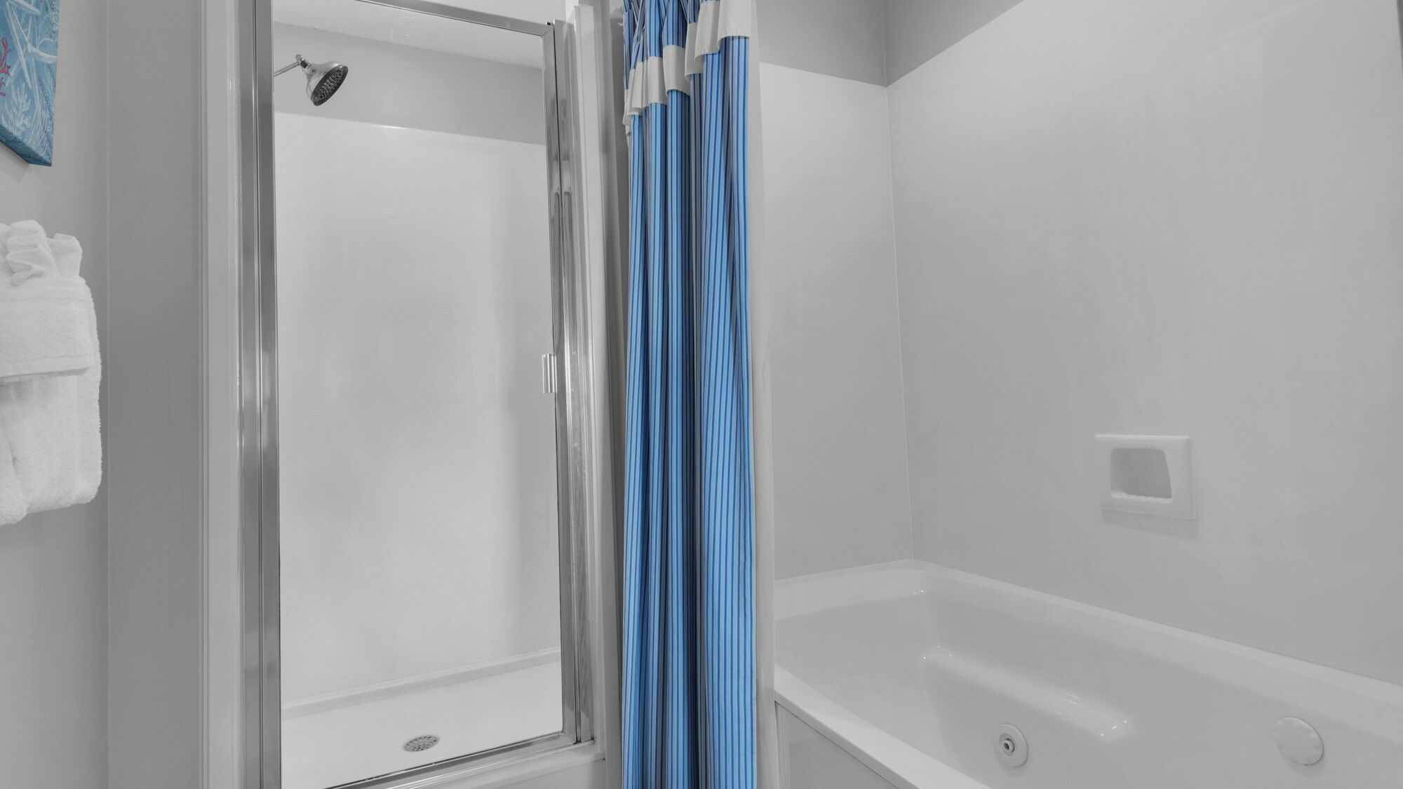 Ein Badezimmer mit Dusche, Badewanne und Handtuchhalter.