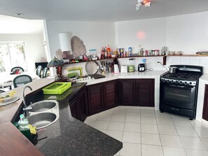 Fridge, oven, stovetop, coffee/tea maker