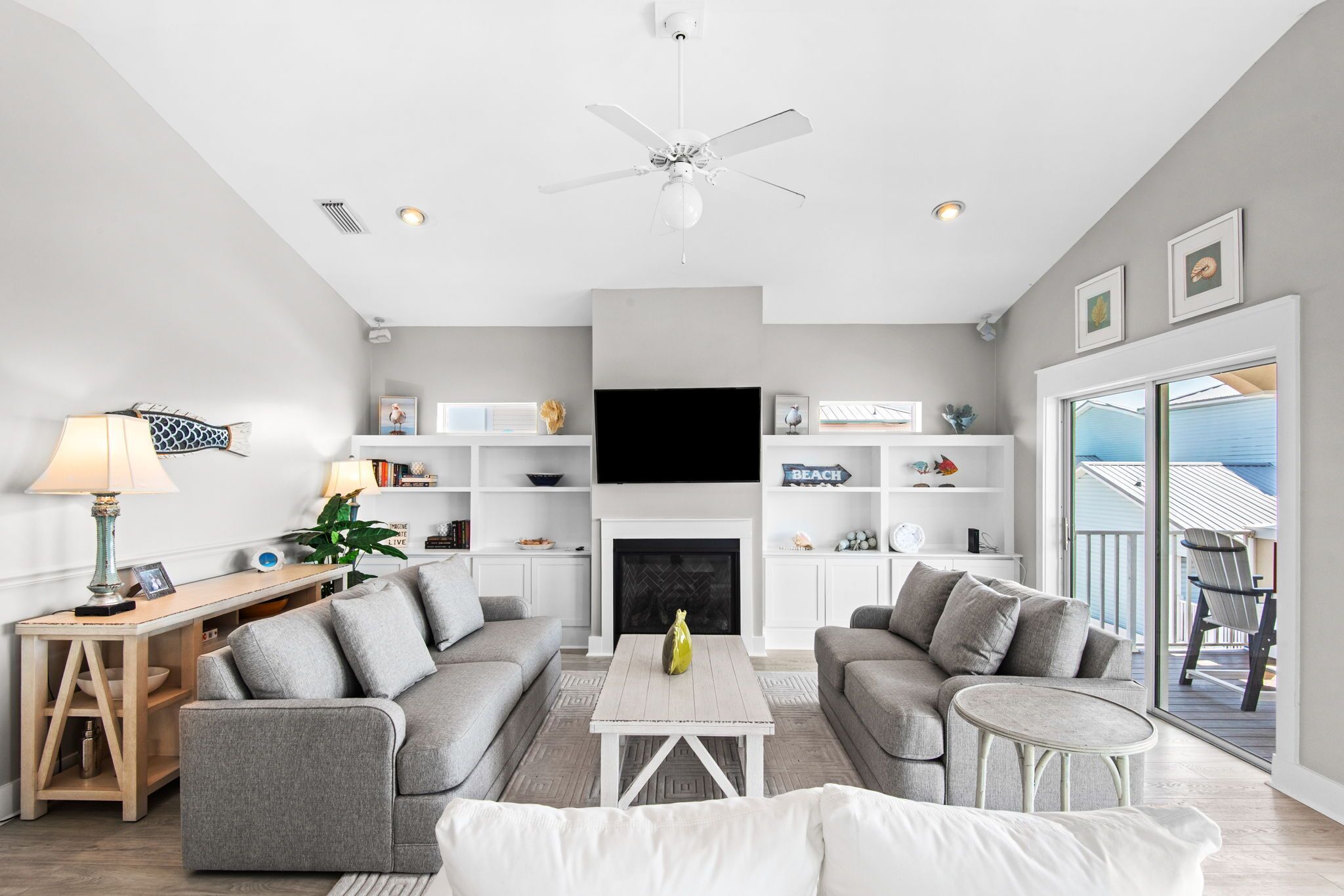 TV connectée, cheminée, lecteur de DVD