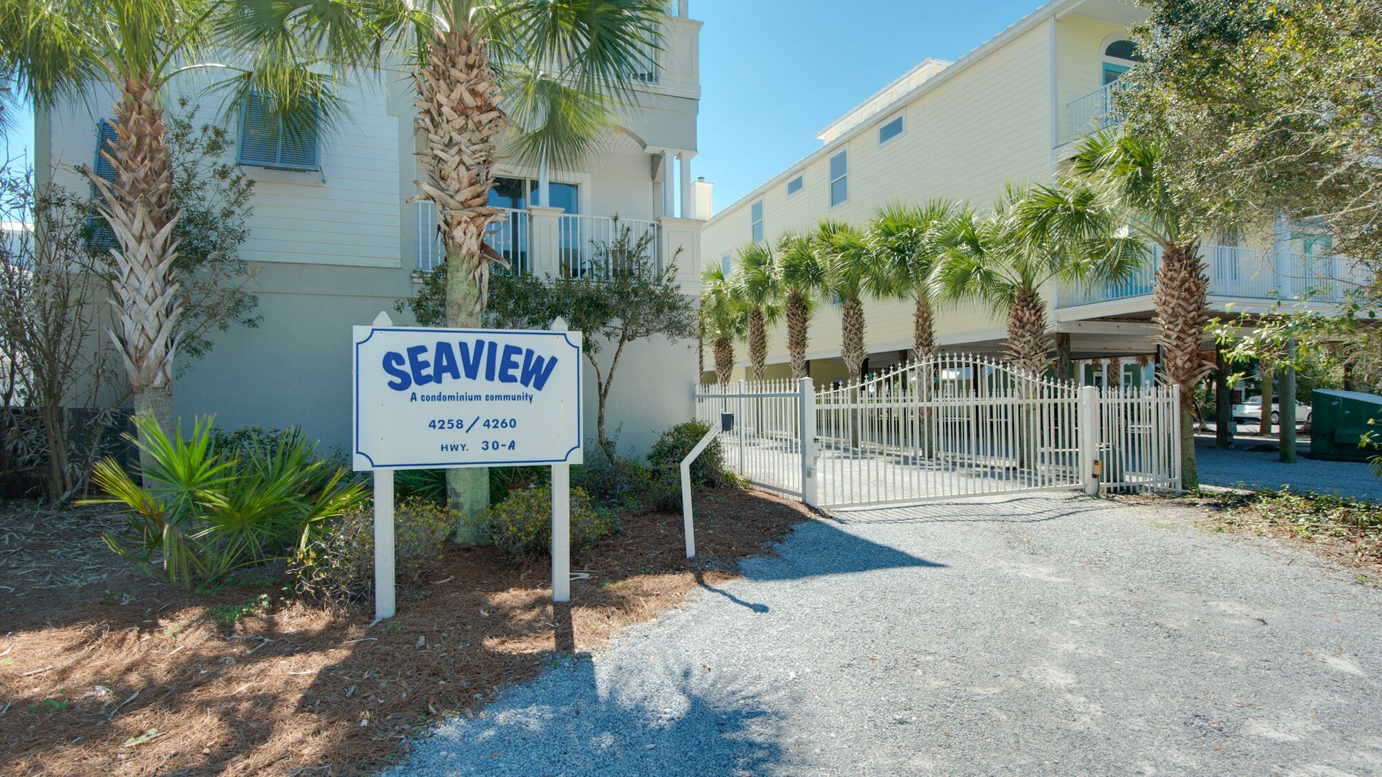 Una entrada cerrada a un complejo de condominios llamado Seaview, con un cartel que muestra la dirección 4258/4260 en la carretera 30-A.