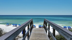Una spiaggia nelle vicinanze