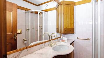 Dusche, Haartrockner, Handtücher, Shampoo
