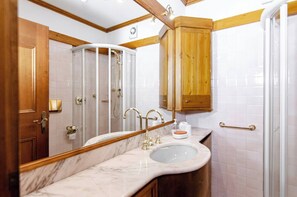 Douche, sèche-cheveux, serviettes fournies, shampoing