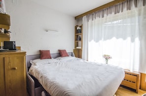 1 habitación, tabla de planchar con plancha y cuna de viaje 