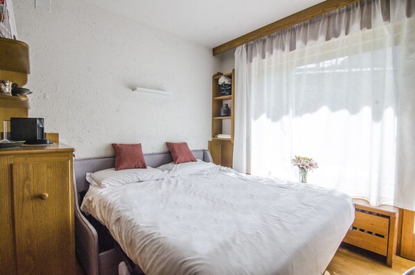 1 chambre, fer et planche à repasser, lit parapluie, draps fournis
