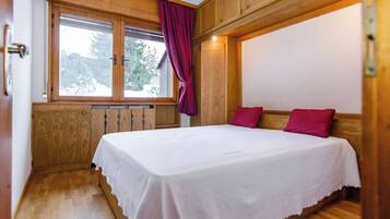 1 bedroom, iron/ironing board, travel cot, bed sheets