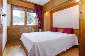 1 chambre, fer et planche à repasser, lit parapluie, draps fournis