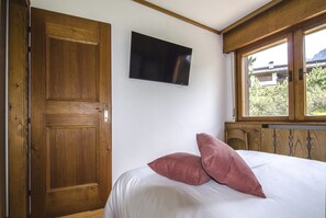 1 bedroom, iron/ironing board, travel crib, bed sheets