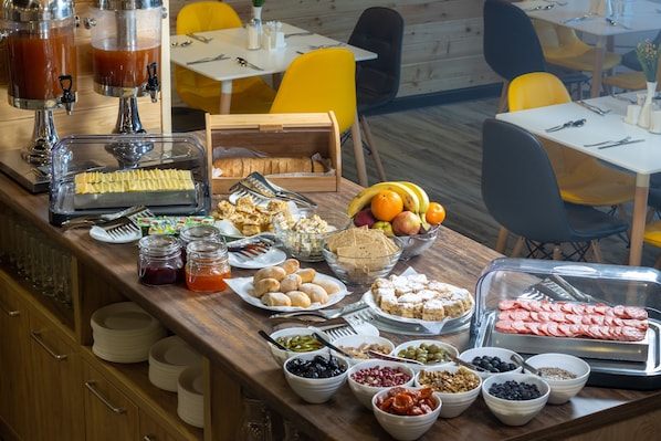 Un bufé con diferentes alimentos y utensilios.