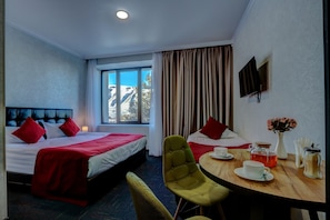 Habitación triple | Caja fuerte, escritorio, espacio para trabajar con un portátil