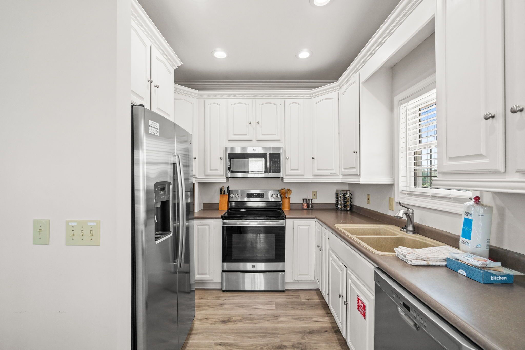 Kylskåp, mikrovågsugn, ugn och spishäll