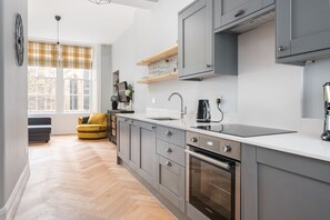Toaster, highchair - Luxury Royal Mile Retreat (Edinburgh)