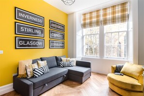 TV, books, stereo - Luxury Royal Mile Retreat (Edinburgh)