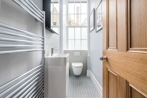 Dusj, hårføner og håndklær