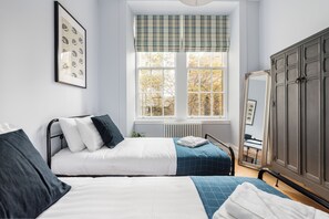 2 habitaciones, tabla de planchar con plancha, cuna de viaje y wifi 