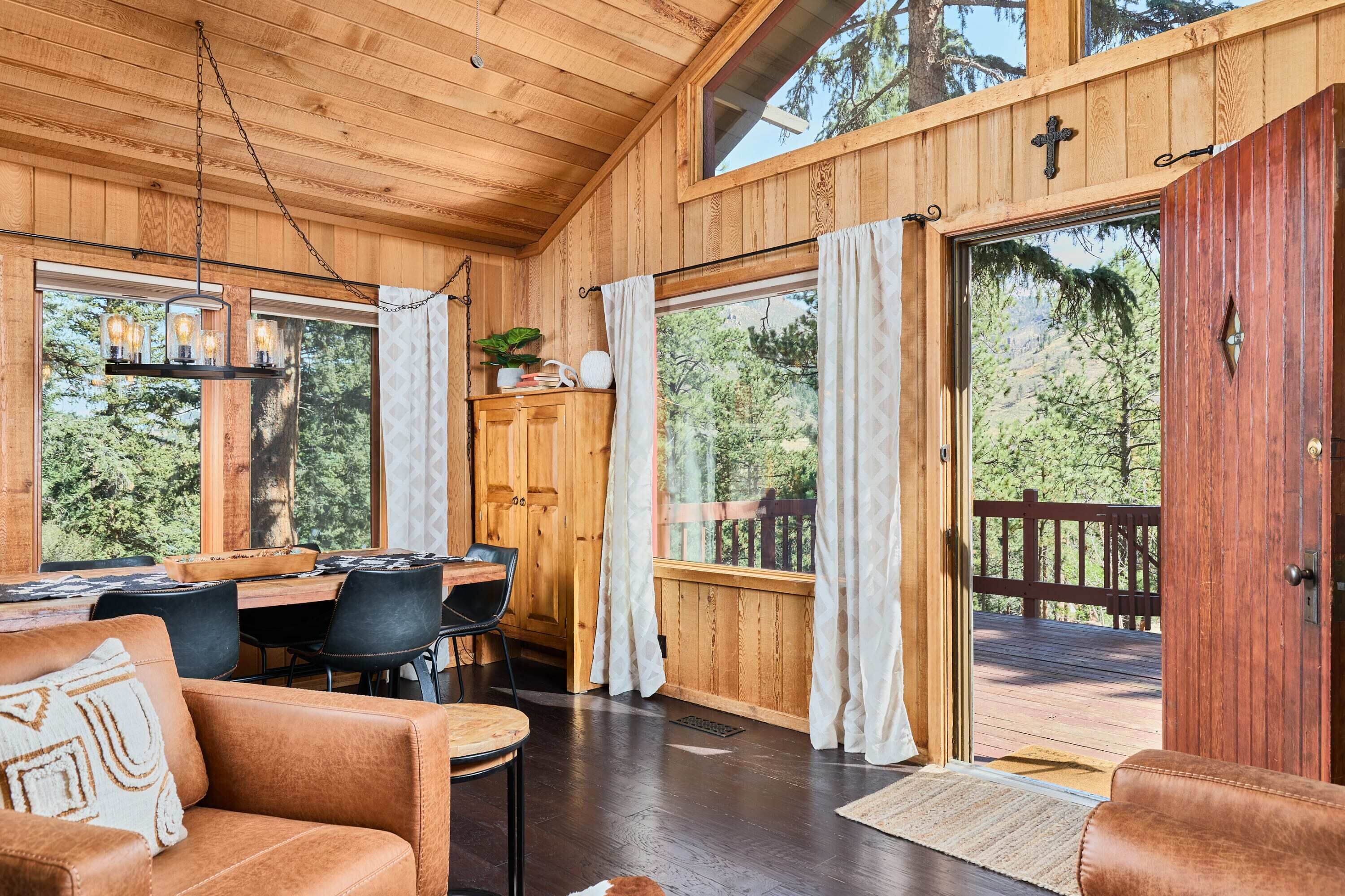 テレビ、暖炉、テレビゲーム、DVD プレーヤー