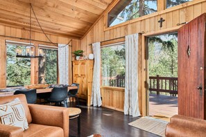 テレビ、暖炉、テレビゲーム、DVD プレーヤー