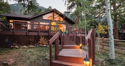 Cabin on Pikes Peak w Hot Tub, Fireplace, Fast Wifi!