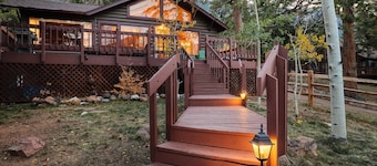 Cabin on Pikes Peak w Hot Tub, Fireplace, Fast Wifi!