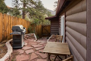 Outdoor dining - Cabin on Pikes Peak w Hot Tub, Fireplace, Fast Wifi! (Cascade-Chipita Park)