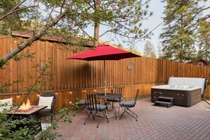 Outdoor dining - Cabin on Pikes Peak w Hot Tub, Fireplace, Fast Wifi! (Cascade-Chipita Park)
