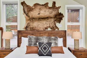 2 bedrooms, desk, iron/ironing board, travel crib - Cabin on Pikes Peak w Hot Tub, Fireplace, Fast Wifi! (Cascade-Chipita Park)