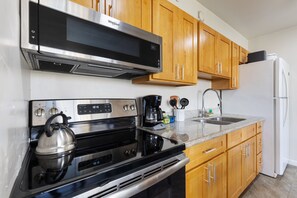 Refrigerador, microondas, horno y parrilla de estufa 