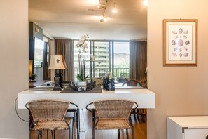 Interior - Spacious 14th Floor Corner Suite, Partial Diamond Head and Ocean Views, FREE Parking! (Honolulu)