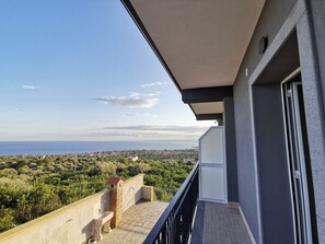 Habitación doble, con acceso para personas discapacitadas | Vista del balcón
