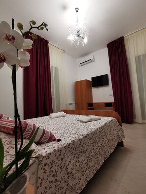 Doppelzimmer, barrierefrei | Hochwertige Bettwaren, Daunenbettdecken, individuell dekoriert