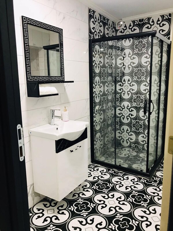 Comfort Studio | Down duvets, in-room safe, desk, blackout curtains