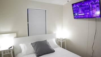 2 quartos, ferros/tábuas de passar roupa, berço de viagem