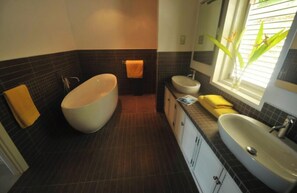 Bathtub, hair dryer, towels, soap - Your private Caribbean experience, ocean view, walk to the beach, housekeeper (Castries)