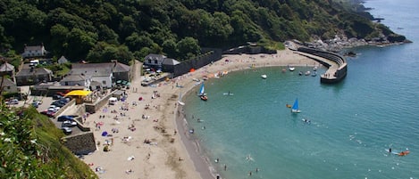 Nära stranden och solstolar