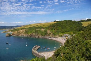 Ubicación cercana a la playa y tumbonas