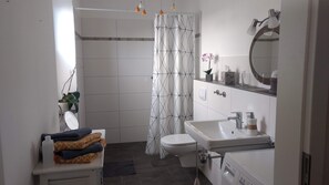 Dusche, Haartrockner, Handtücher, Seife