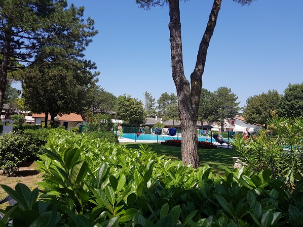 Outdoor pool - Your private garden near Venice, by the sandy beach in Italian design (Bibione)