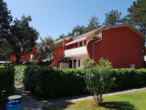 Exterior - Your private garden near Venice, by the sandy beach in Italian design (Bibione)