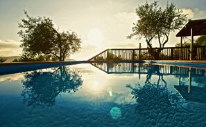 Piscine extérieure, chaises longues