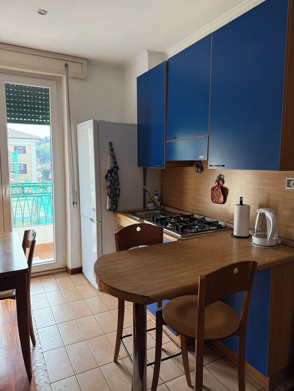 Fridge, oven, stovetop, coffee/tea maker