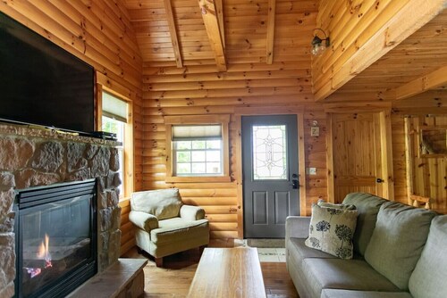 Luxury Cabin with Hot Tub, Kitchen, Living Room, Fireplace - Sleeps up to 4