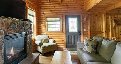 Luxury Cabin with Hot Tub, Kitchen, Living Room, Fireplace - Sleeps up to 4
