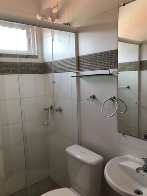 Bathroom - Penthouse apartment in Bombinhas Beach with 2 bedrooms and jacuzzi. (Centro)