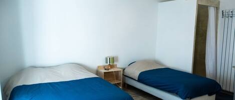 4 chambres, bureau, chambres insonorisées, fer et planche à repasser