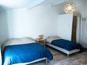 4 chambres, bureau, chambres insonorisées, fer et planche à repasser