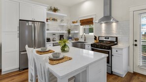 Een koelkast, een magnetron, een oven, een kookplaat